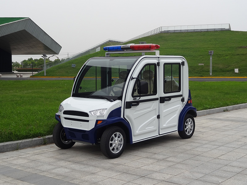 四座封闭式电动车